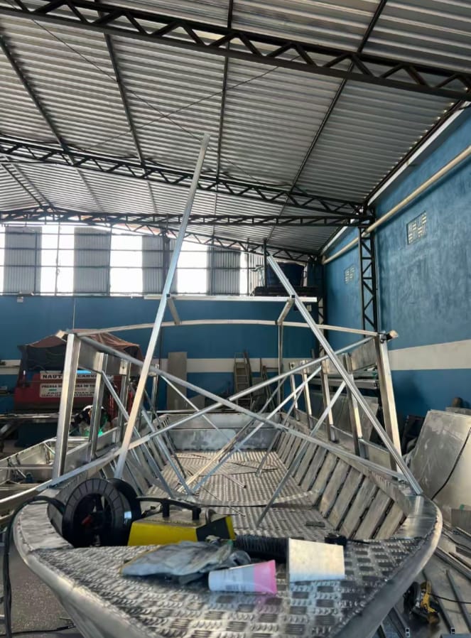 Estrutura tubular do toldo (T-top)
