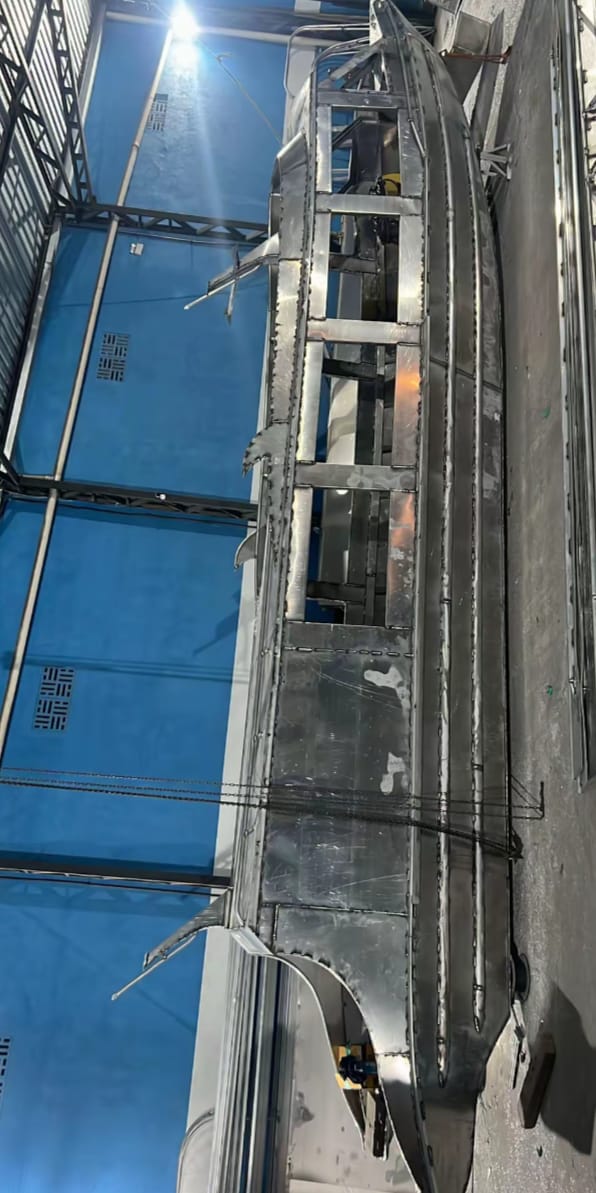 Casco grande em fase de soldagem
