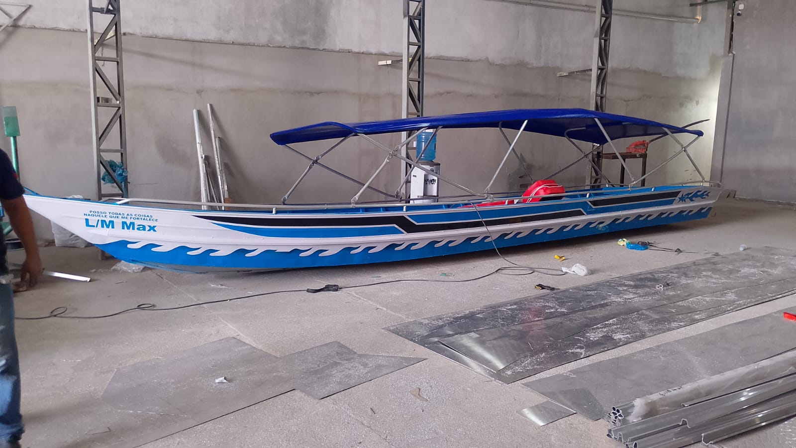 L/M Max — embarcação de transporte com bimini